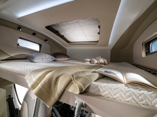 Adria Coral XL camper alkoof bed 